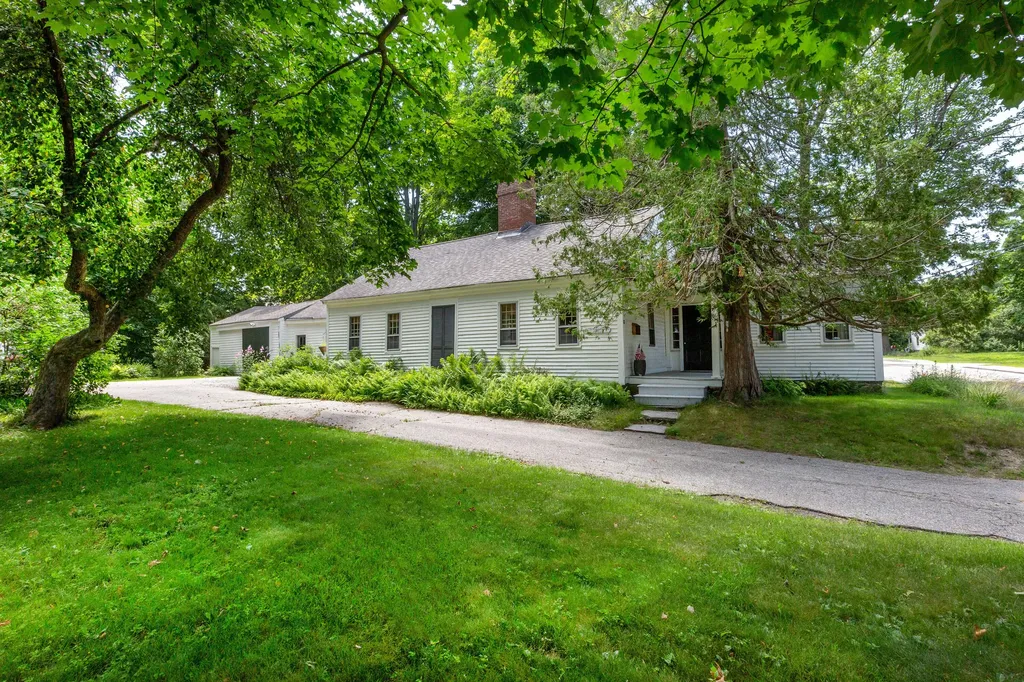 18 Winter Street Topsham ME 04086