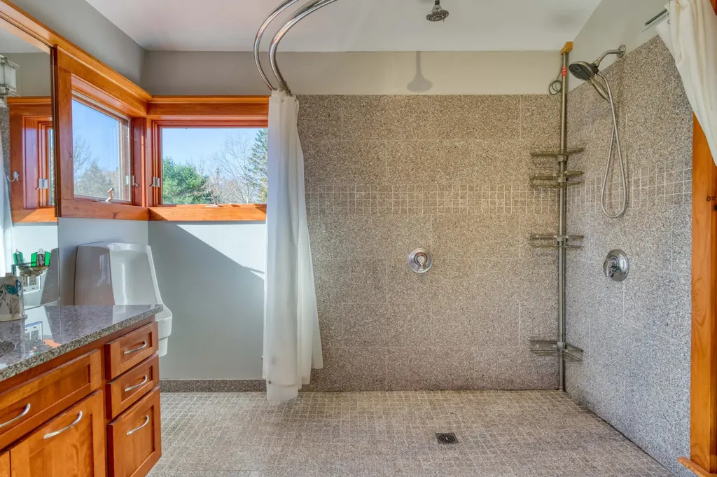17 Cove Road Lamoine ME 04605