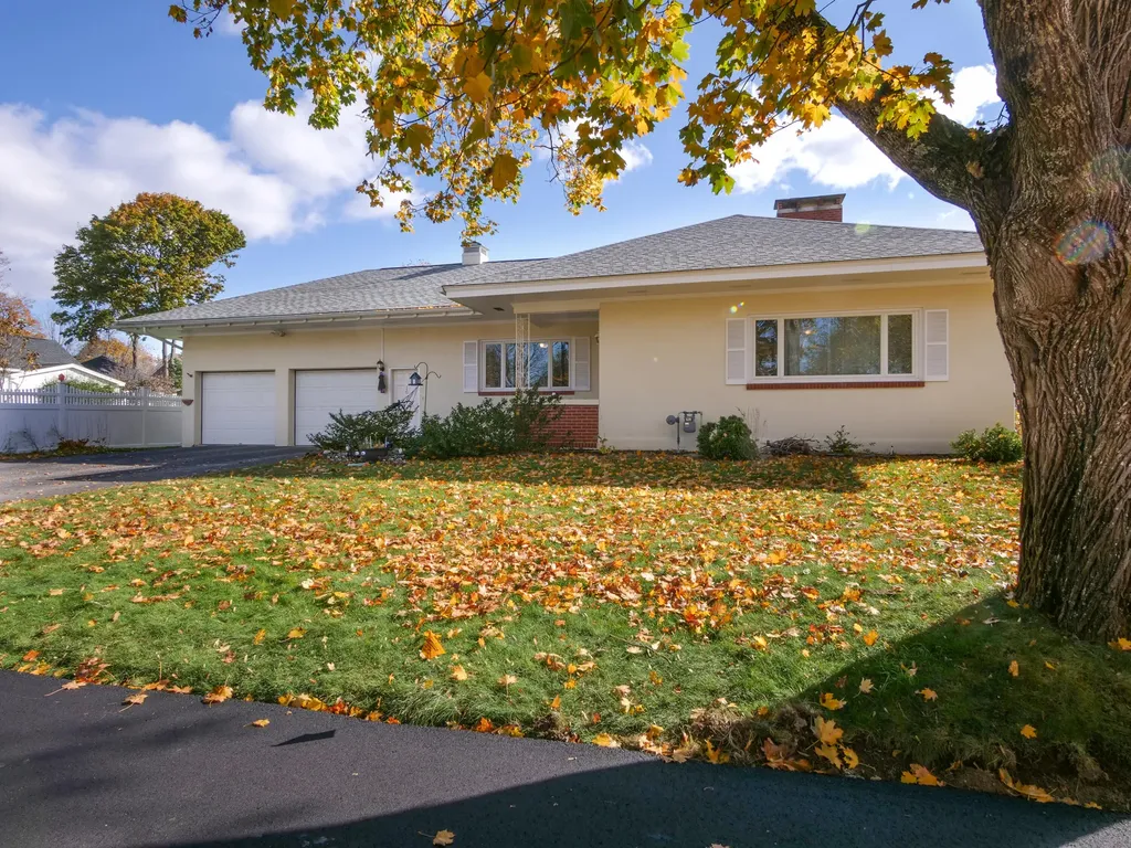 16 Fairmount Park E Bangor ME 04401