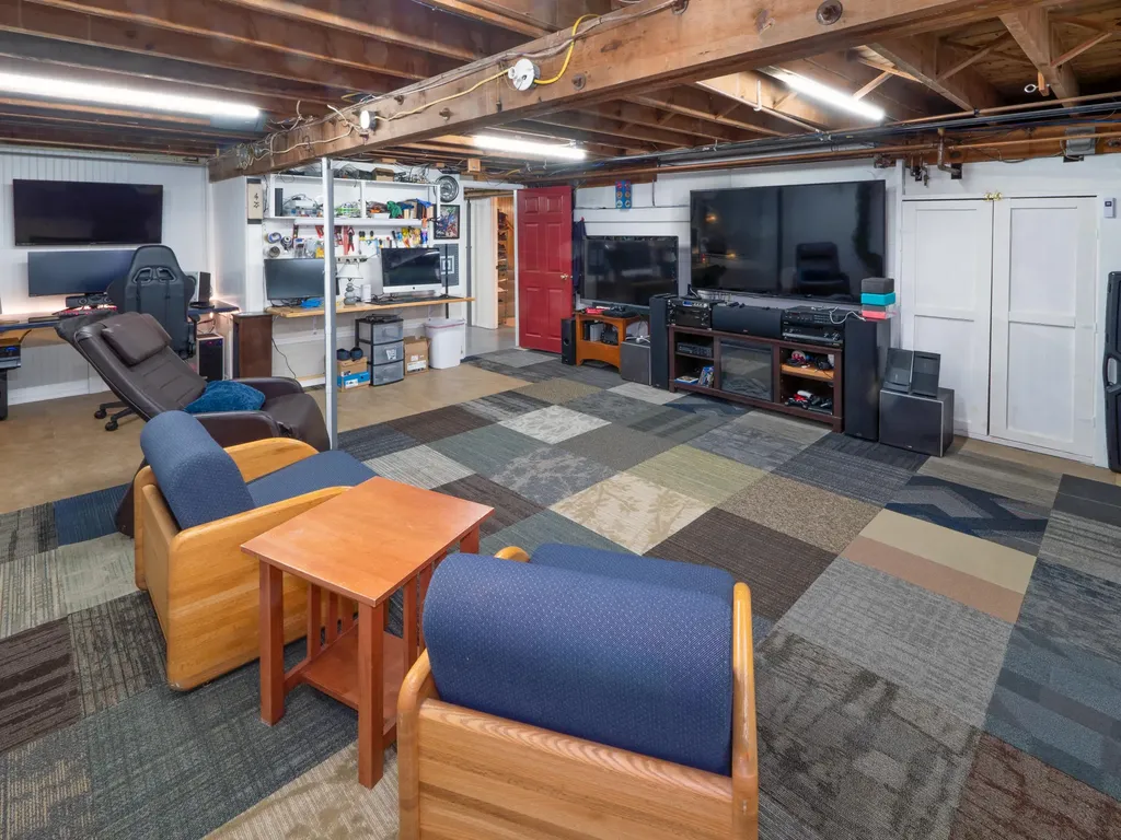 16 Fairmount Park E Bangor ME 04401