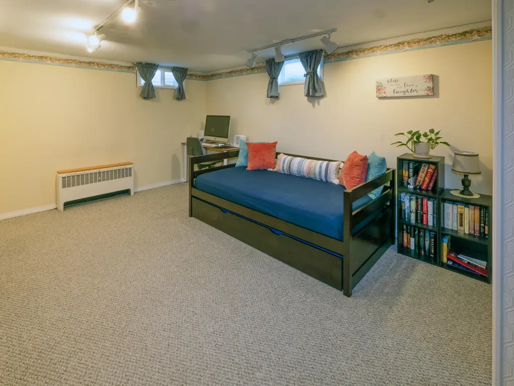 16 Fairmount Park E Bangor ME 04401