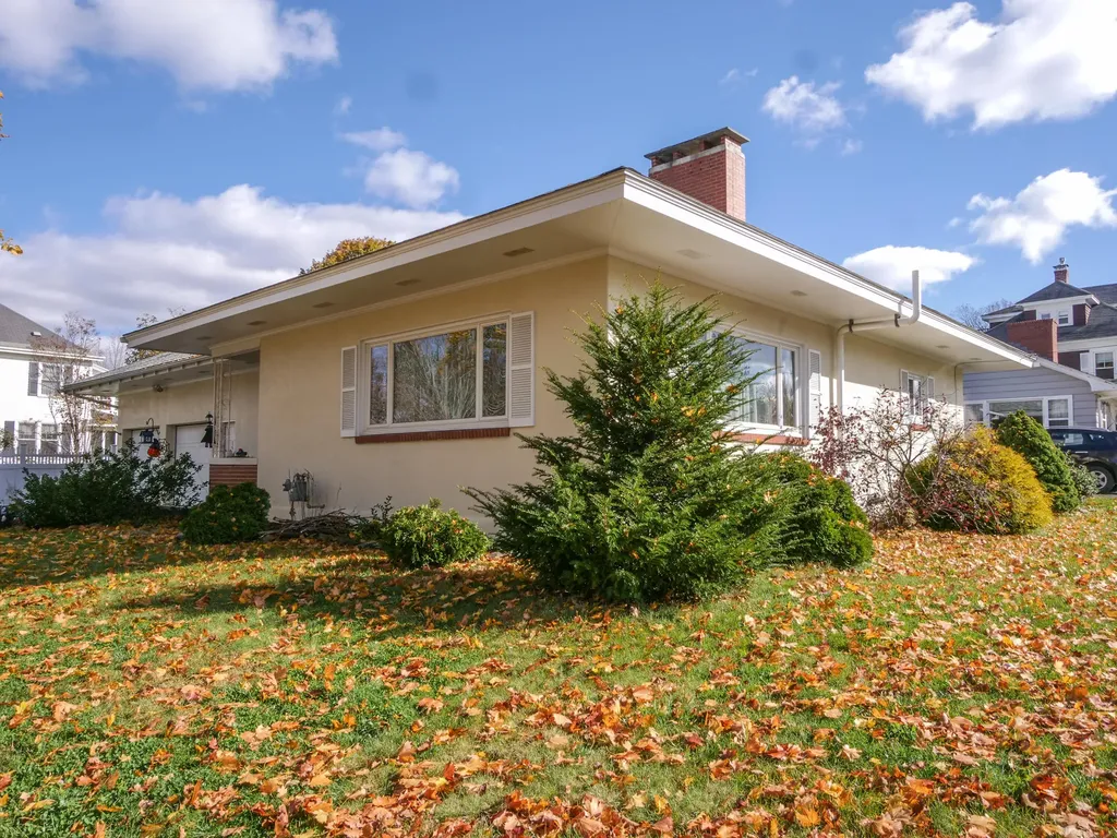 16 Fairmount Park E Bangor ME 04401