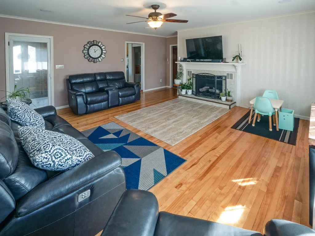 16 Fairmount Park E Bangor ME 04401