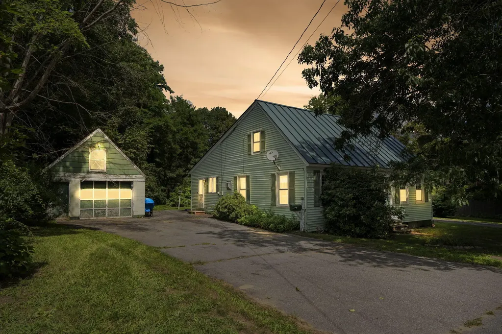 31 Winter Street Topsham ME 04086