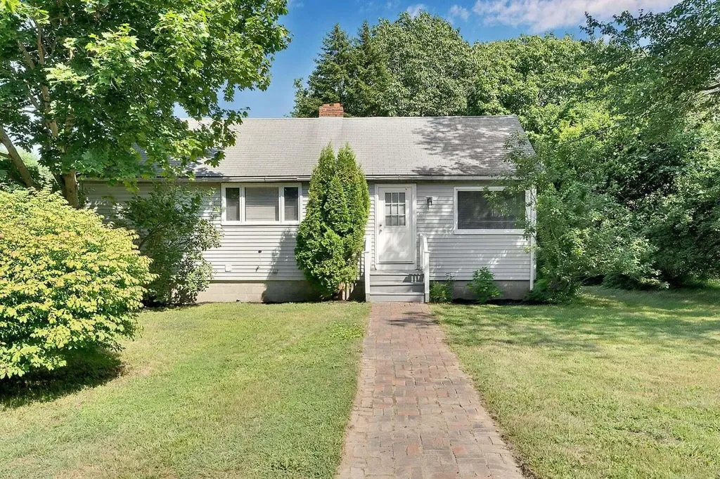 13 Middle Road Falmouth ME 04105
