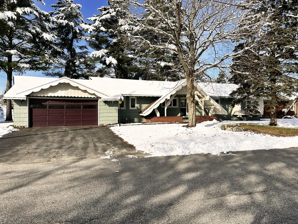 32 Robinson Gardens Lewiston ME 04240