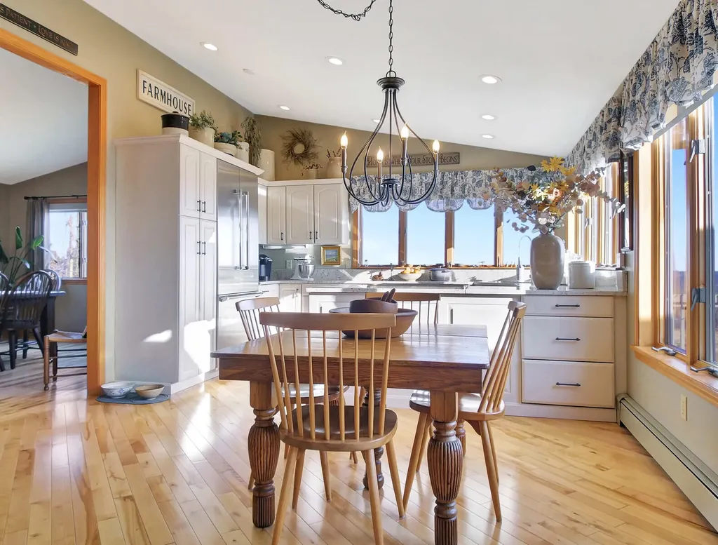 15 Sunrise Lane Readfield ME 04355