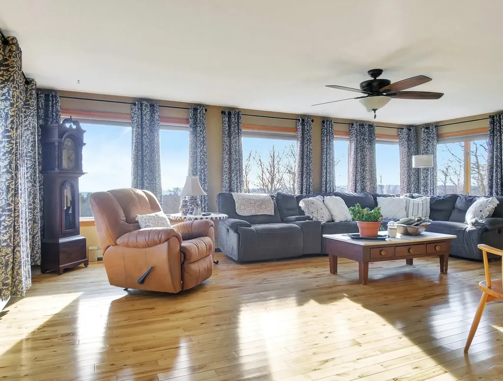 15 Sunrise Lane Readfield ME 04355