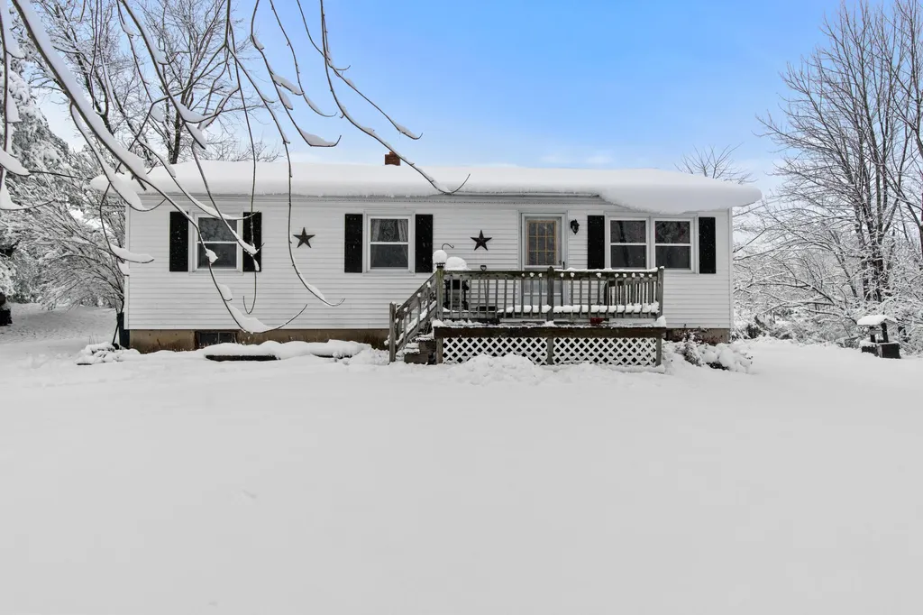 16 Mclaughlin Circle Chelsea ME 04330