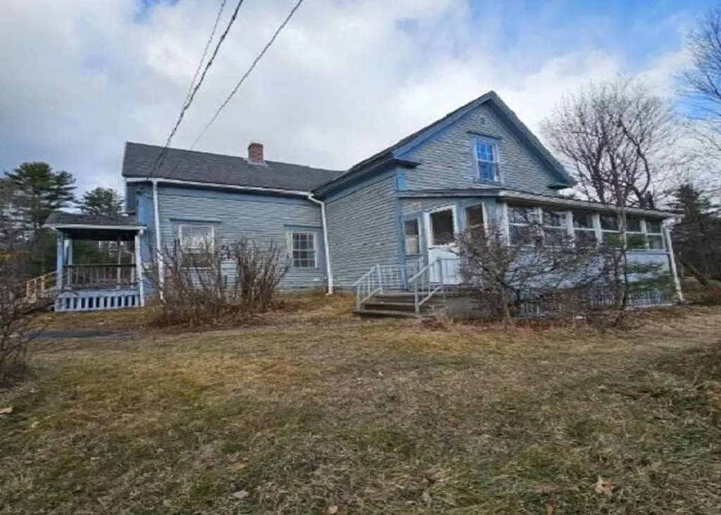 29 Pleasant Street Oxford ME 04270