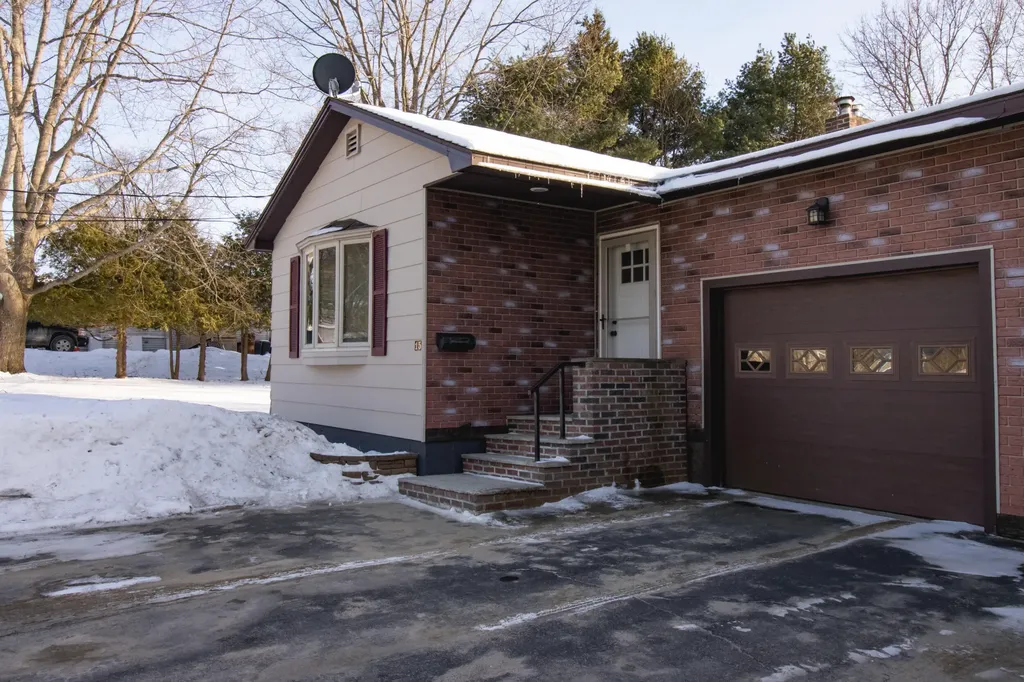 15-17 Sunset Lane Lincoln ME 04457