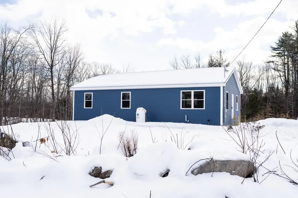 26 Knoll Road Poland ME 04274