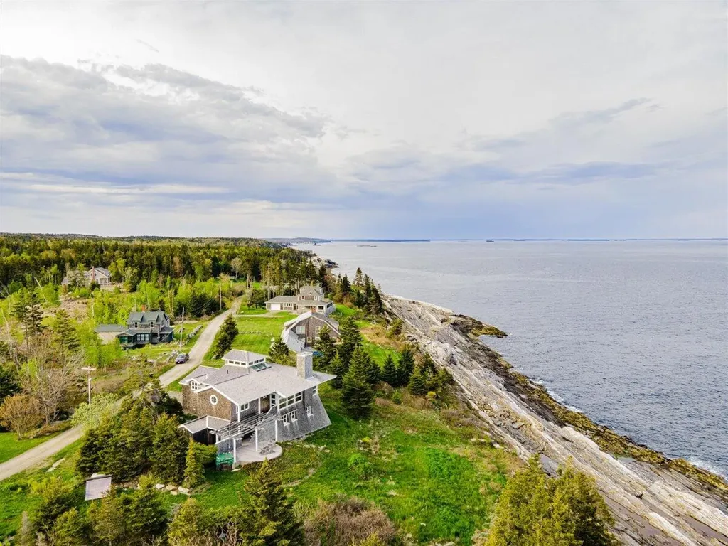 27 Cliff Road Bristol ME 04554
