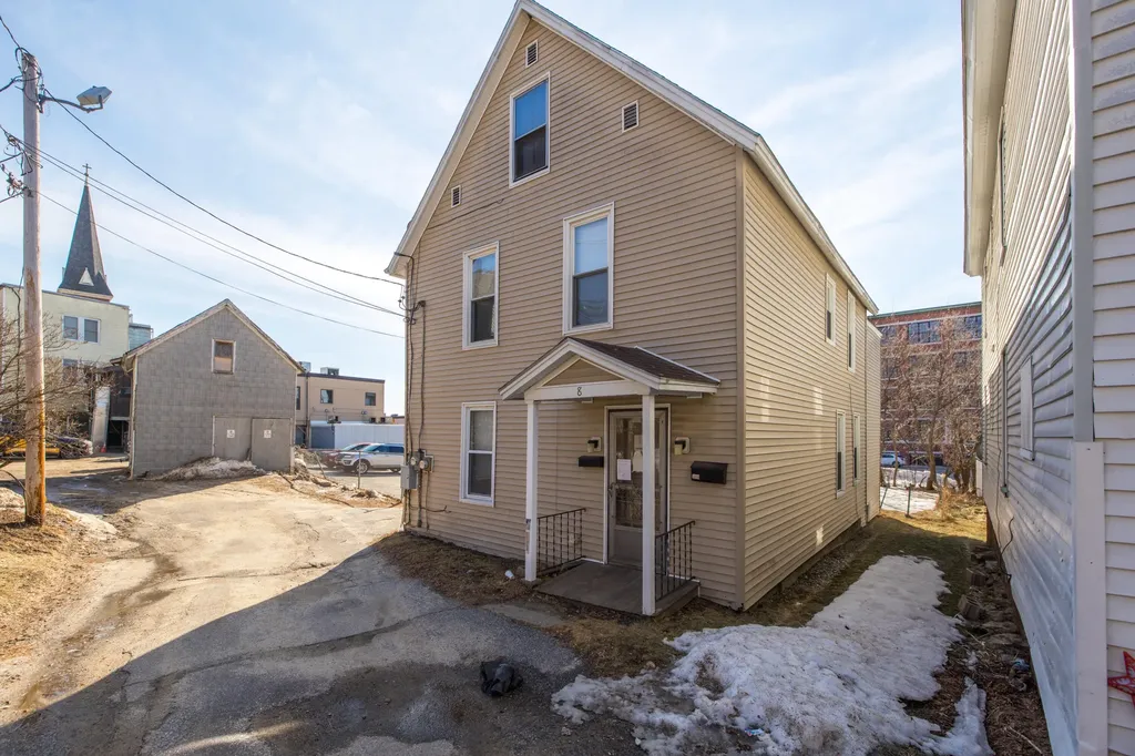 8 Lowell Court Lewiston ME 04240