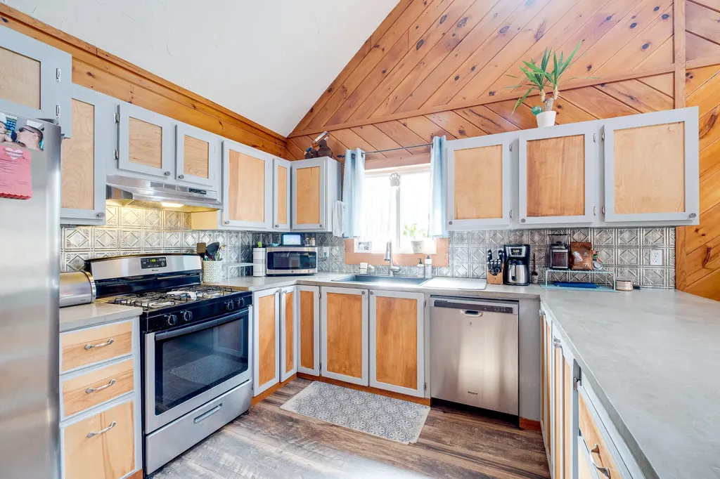 137 Valley Road Raymond ME 04071