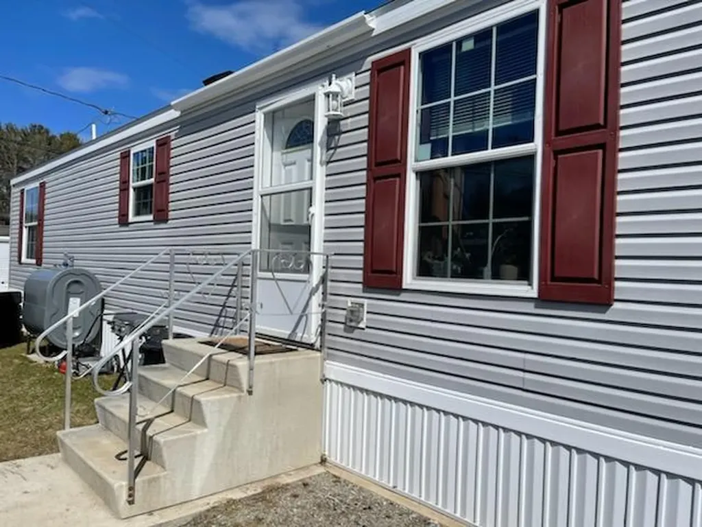 3 Laskey Street Topsham ME 04086