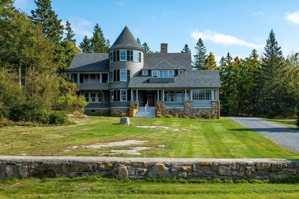 127 W Oval Winter Harbor ME 04693