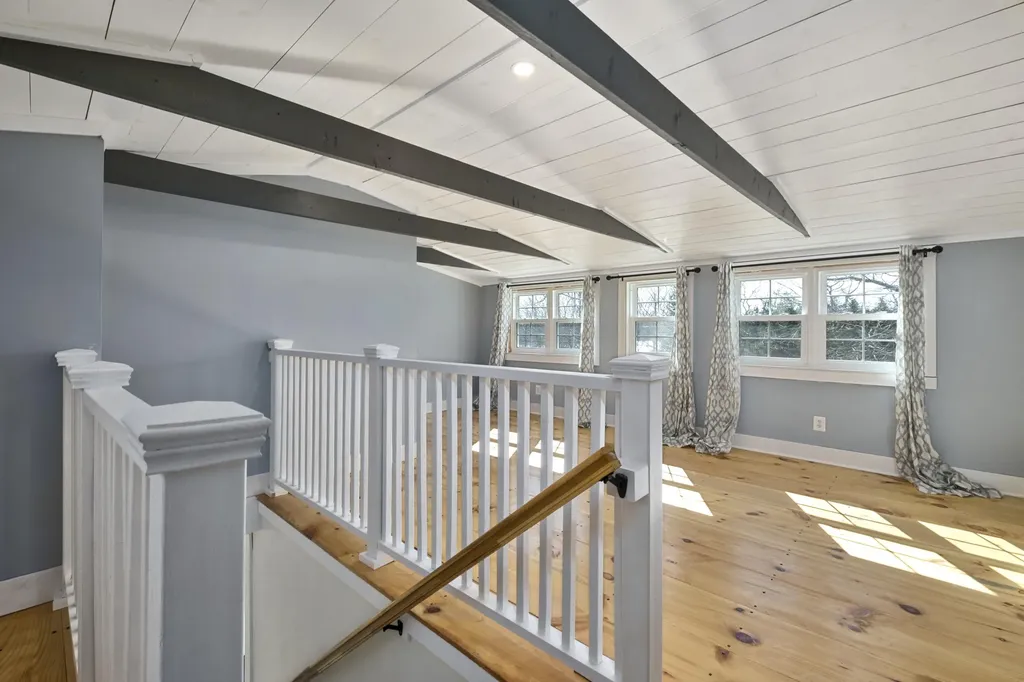 1143 Back Cove Road Waldoboro ME 04572