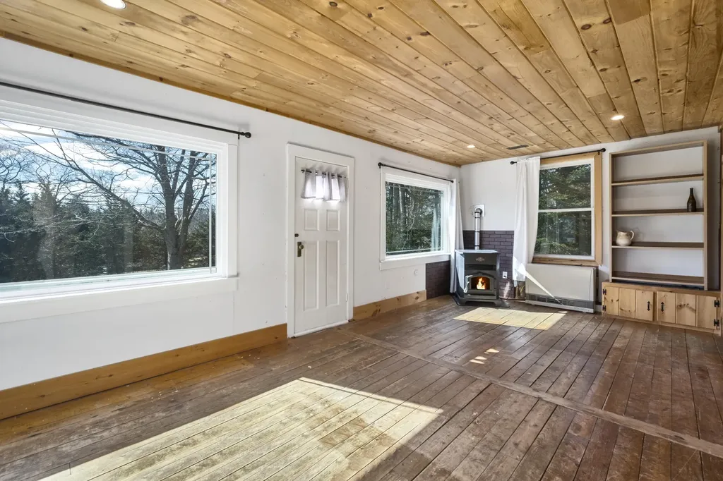 1143 Back Cove Road Waldoboro ME 04572