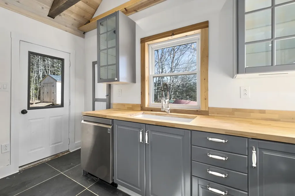 1143 Back Cove Road Waldoboro ME 04572