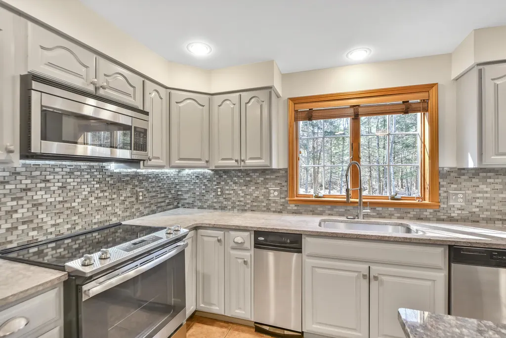 8 Whitney Way Topsham ME 04086