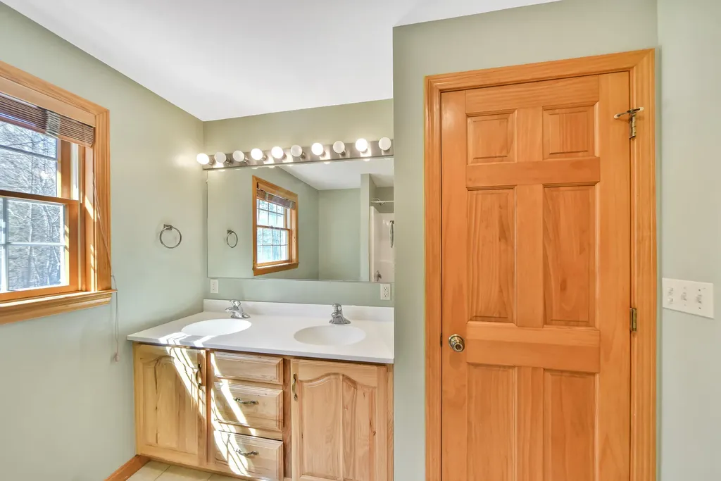 8 Whitney Way Topsham ME 04086