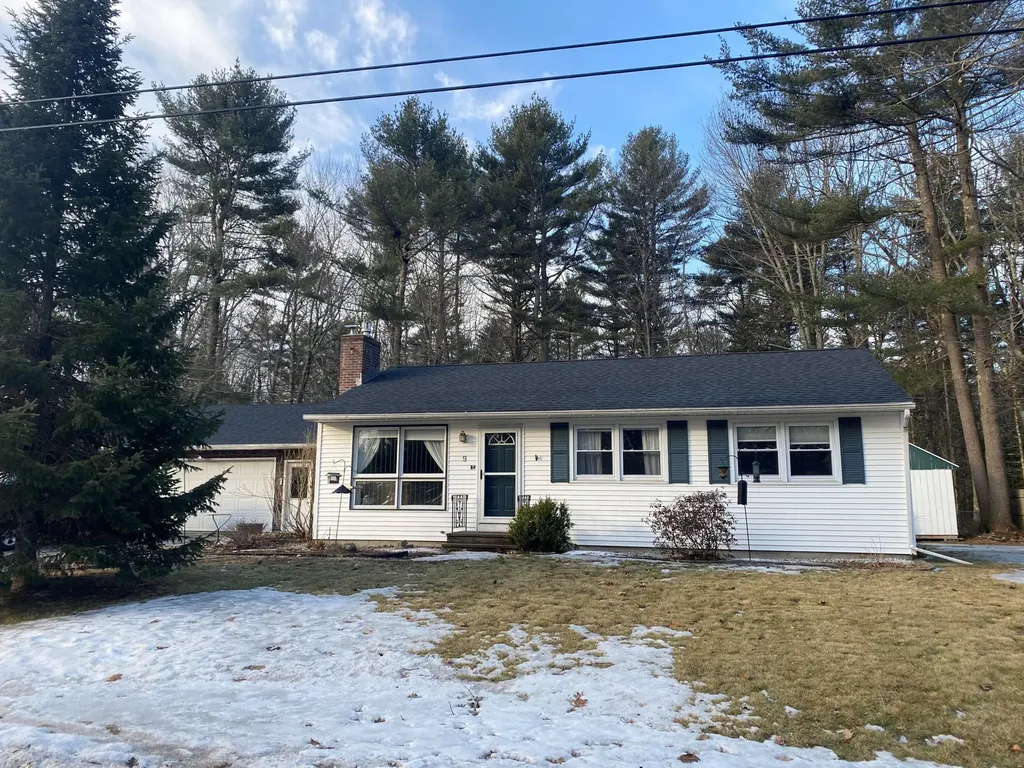 9 Thomas Avenue Topsham ME 04086