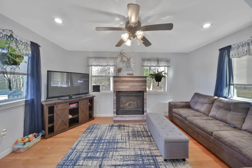 68 Ledgewood Lane Gardiner ME 04345