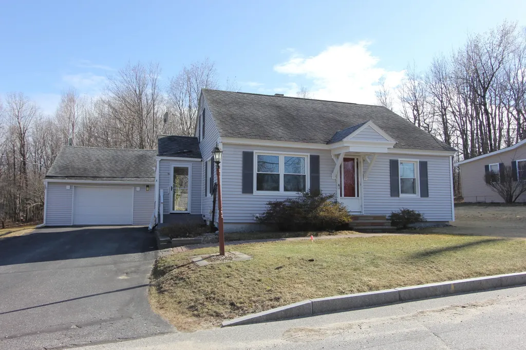 16 Ipswich Street Auburn ME 04210