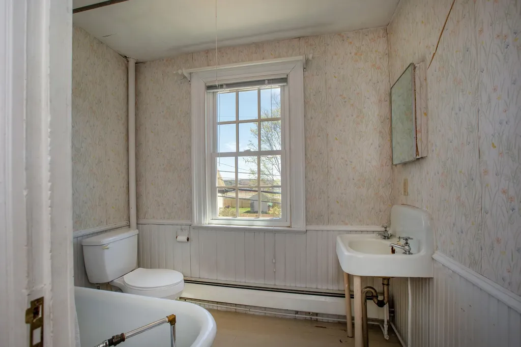 68 Federal Street Wiscasset ME 04578