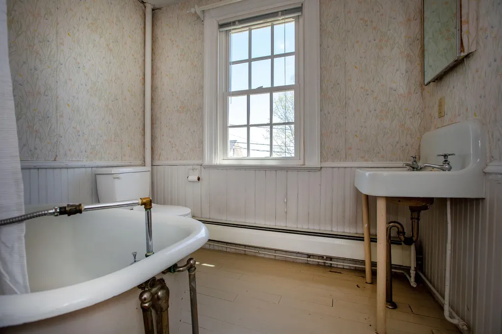 68 Federal Street Wiscasset ME 04578