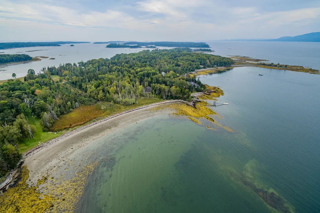 M16 L4 Ferry Road Islesboro ME 04848