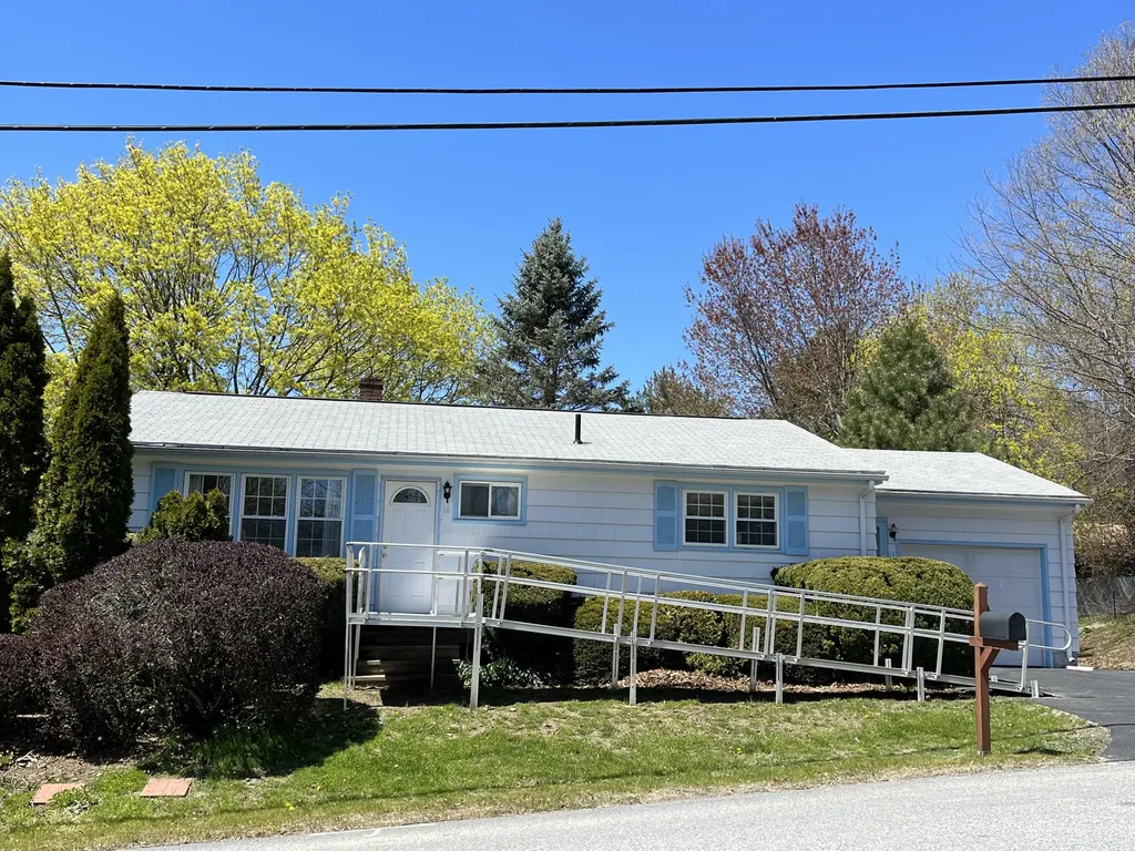18 Sherbrooke Avenue Lewiston ME 04240