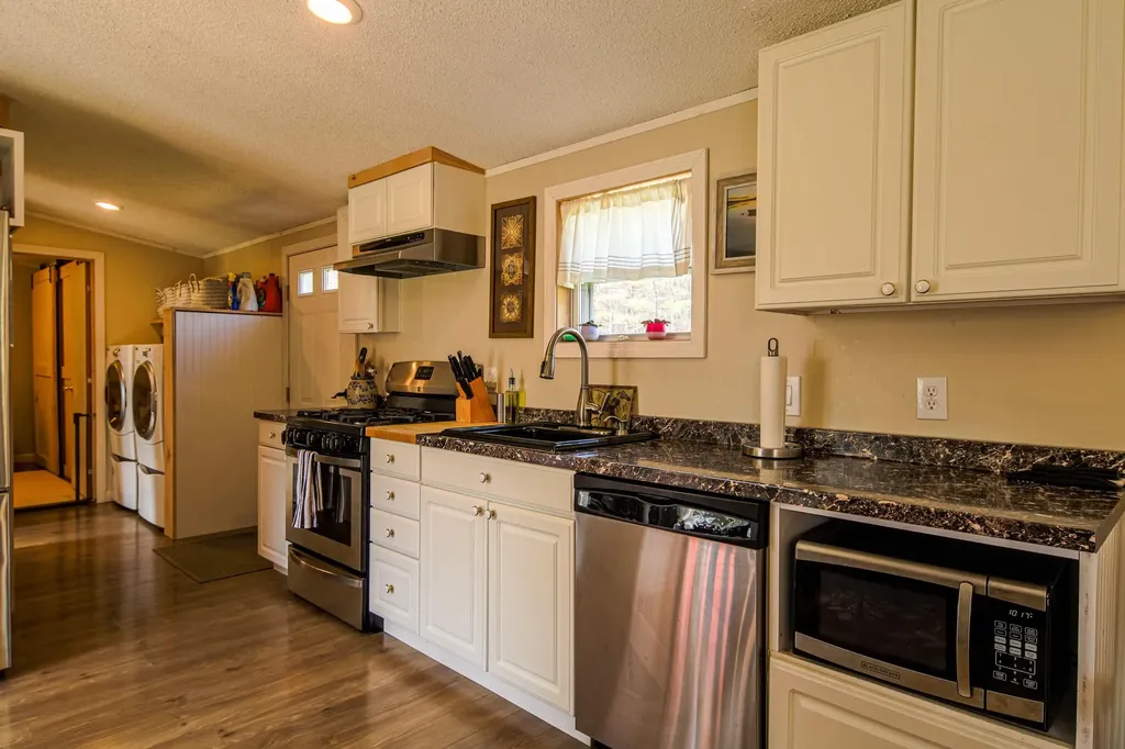 28 Plummer Road Richmond ME 04357