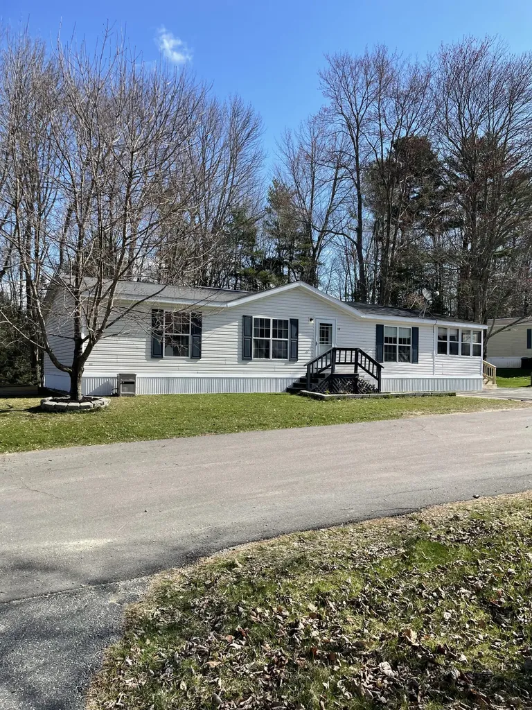 19 Parkway Bowdoin ME 04287