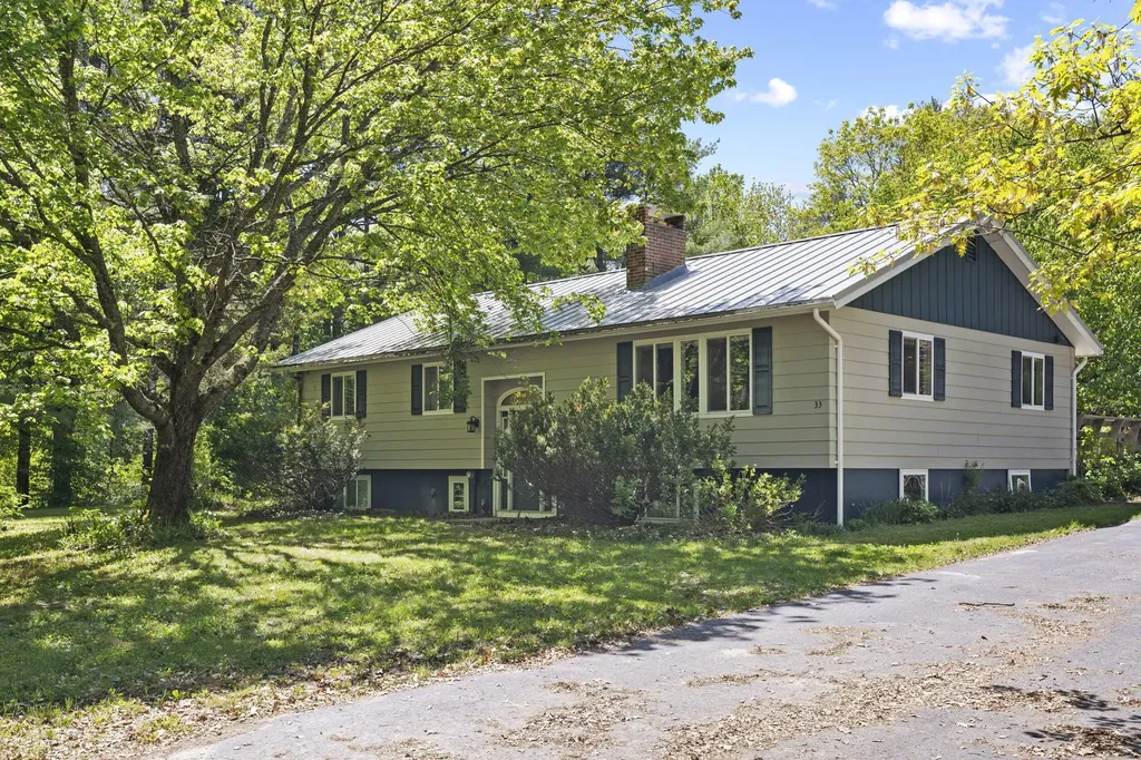 33 Brown Road Raymond ME 04071