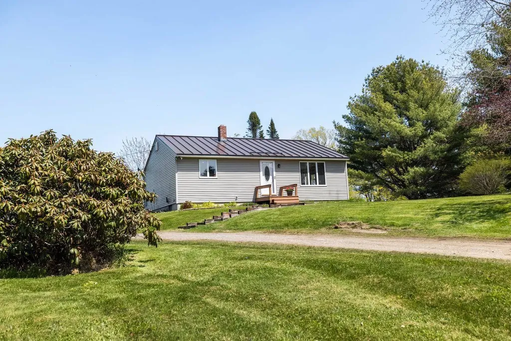 8 Mountain Road Wiscasset ME 04578