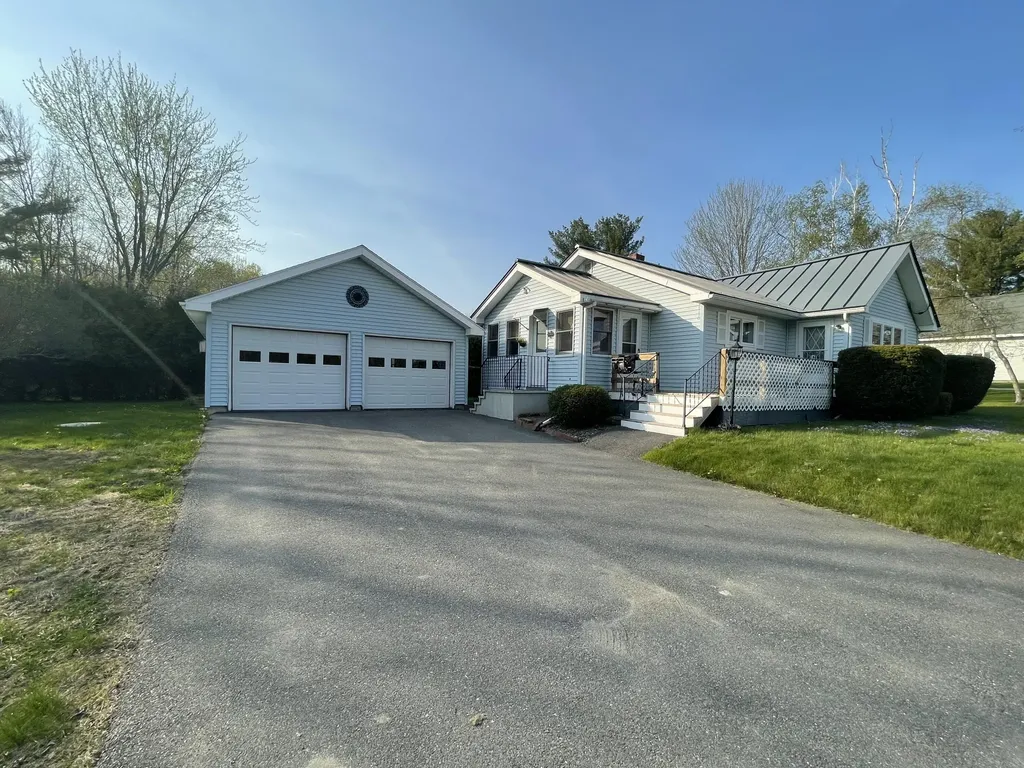 30 Billings Road Hermon ME 04401