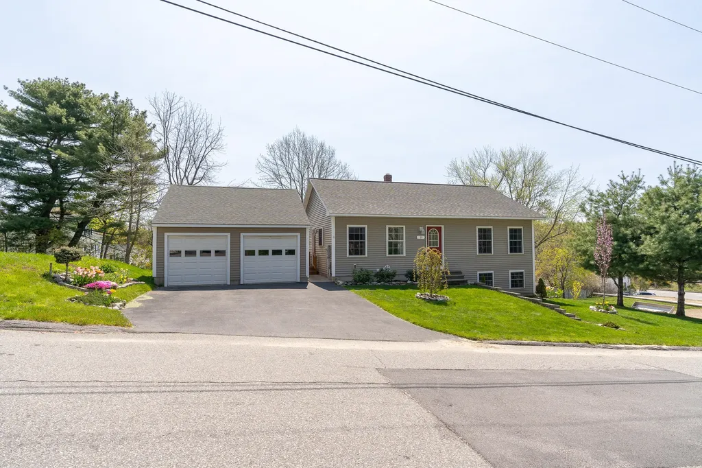 19 Dill Street Lewiston ME 04240