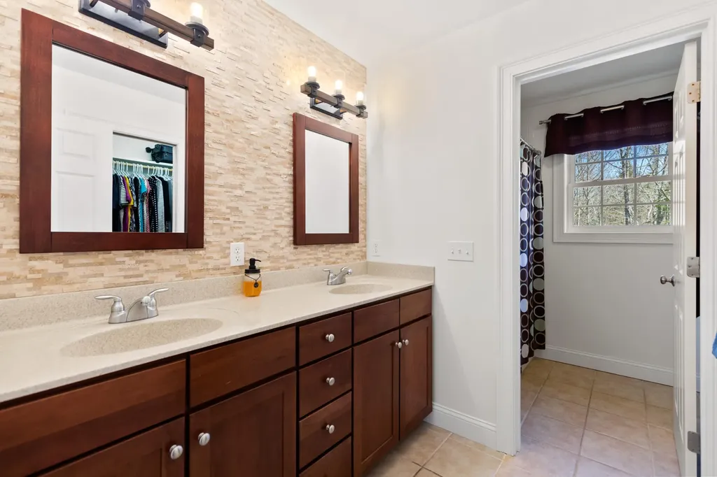 20 Acorn Ridge Road Freeport ME 04032