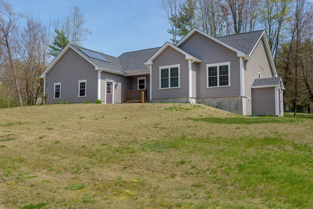 28 Charter Way Auburn ME 04210