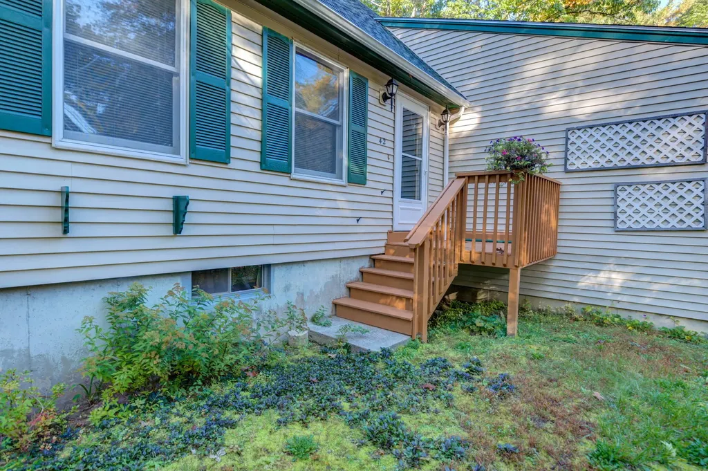 42 Swans Road Raymond ME 04071