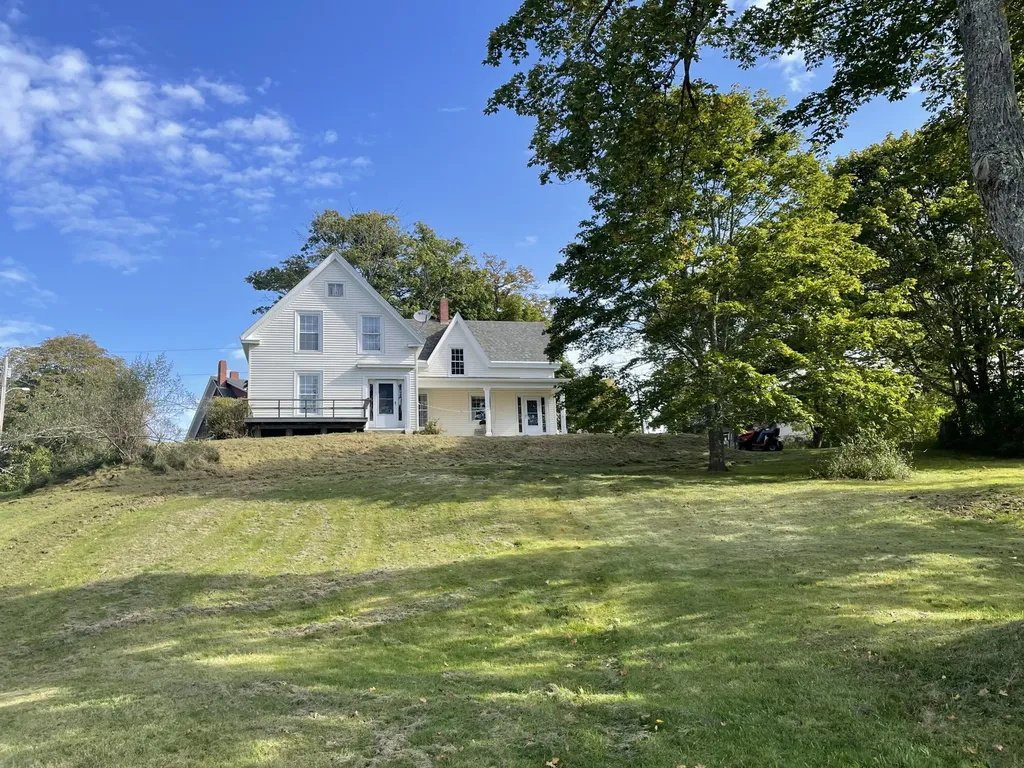 10 Chestnut Street Vinalhaven ME 04863