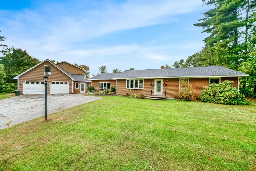 22 Country Club Road Manchester ME 04351