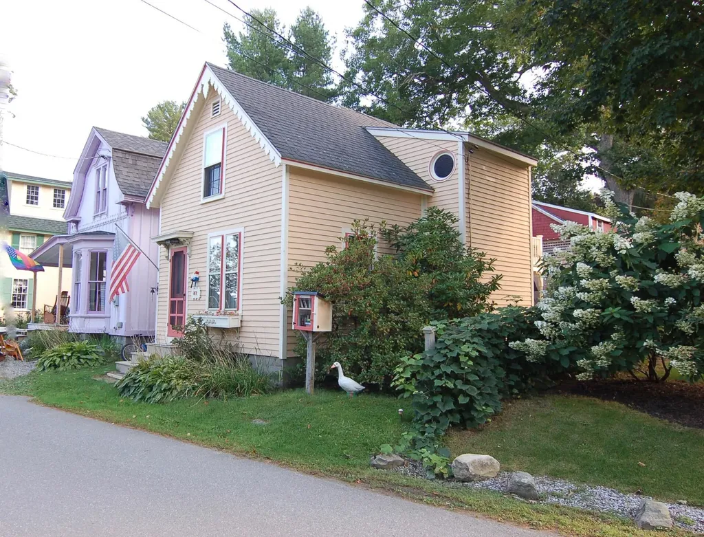 37 Broadway Northport ME 04849