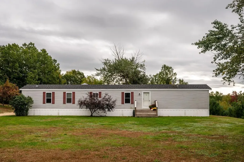 15 Pray Lane Lebanon ME 04027