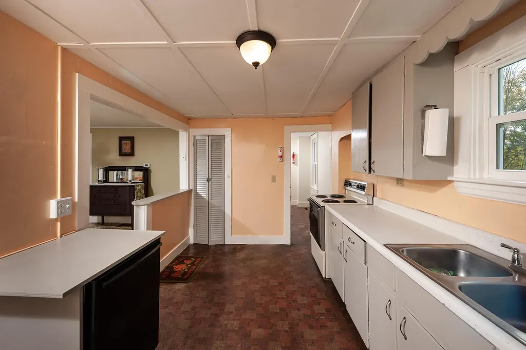 247 Hanscom Road Eliot ME 03903
