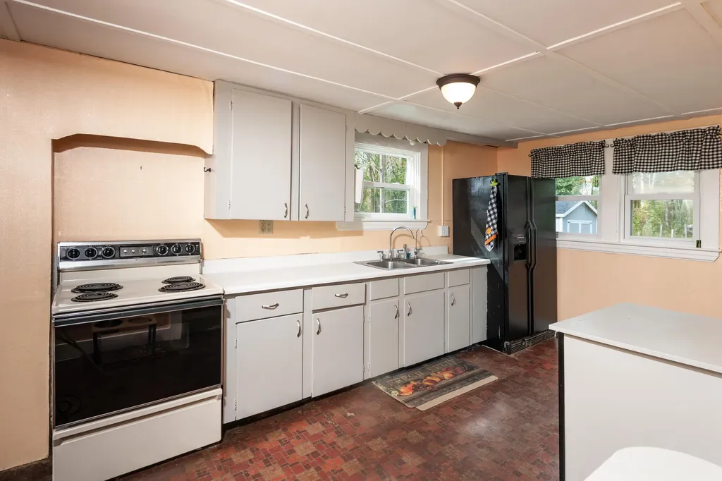 247 Hanscom Road Eliot ME 03903