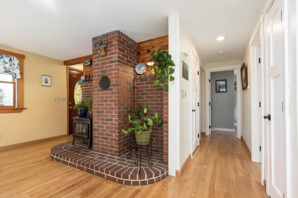 381 Hallowell Road Pownal ME 04069