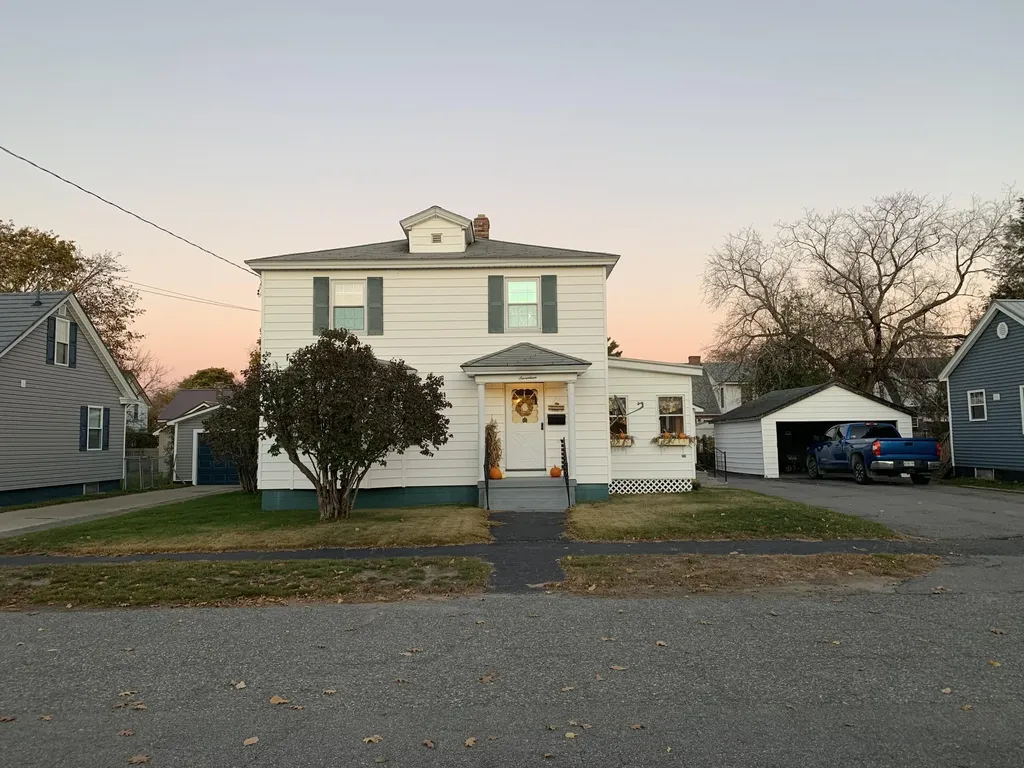 17 Maple Street Millinocket ME 04462
